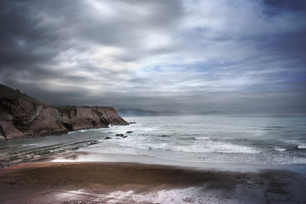 Playa_Itzurun_wikimedia_commons_Kurtxio-1-1000x667 - La preciosa playa de fina arena dorada a pocos minutos de San Sebastián donde se filmó Game of Thrones