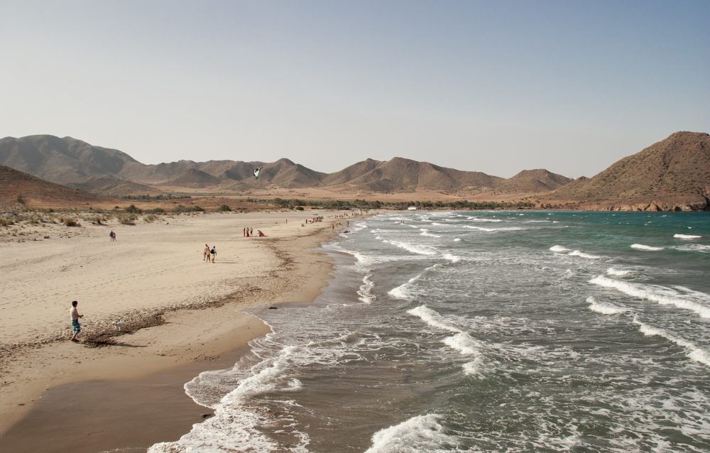 Playa_de_los_Genoveses_wikimedia_commons_Kevin-Pacheco-1000x638 - Es una de las playas vírgenes más hermosas de España, tiene preciosas aguas celestes y está a 50 minutos de Almería