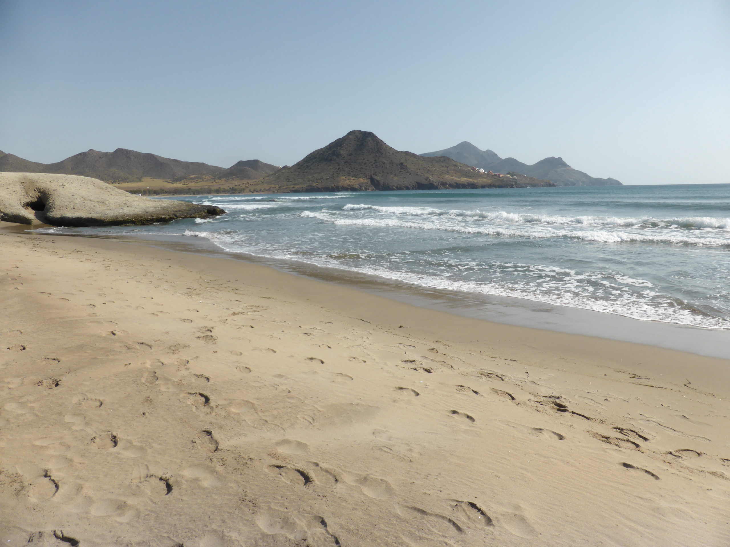 Es una de las playas vírgenes más hermosas de España, tiene preciosas aguas celestes y está a 50 minutos de Almería