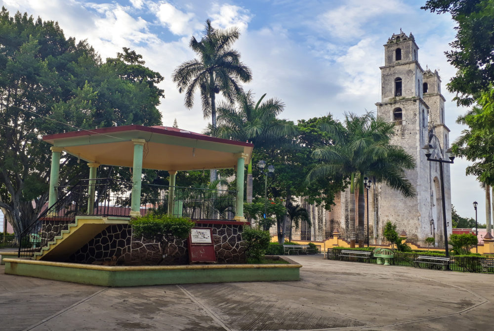 Plaza-Estapita-1000x670 - El hermoso Pueblo Mágico a 2 horas y media de Cancún con preciosas calles coloniales para caminar junto a tu amor
