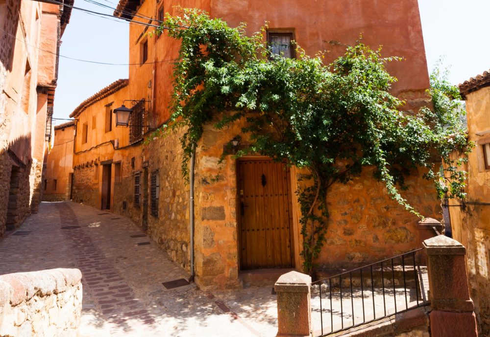 Este pueblito parece un laberinto de bellas calles empedradas, tiene curiosas casitas señoriales y está a 20 minutos de Santander