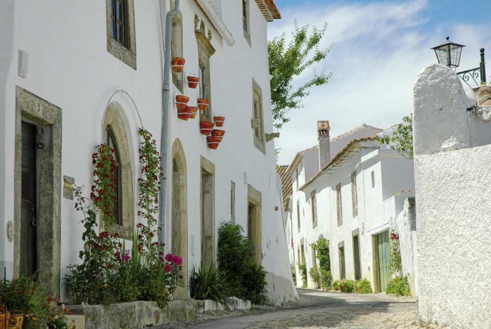 Es el Pueblo blanco más alto de Cádiz, está en una sierra con alucinantes vistas y tiene una importante Feria del queso