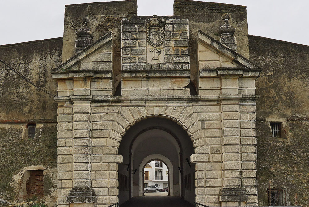 Puerta-Calvario-1000x670 - El precioso pueblo "portugués" de Badajoz con preciosas callecitas para recorrer y una rica historia que impresiona