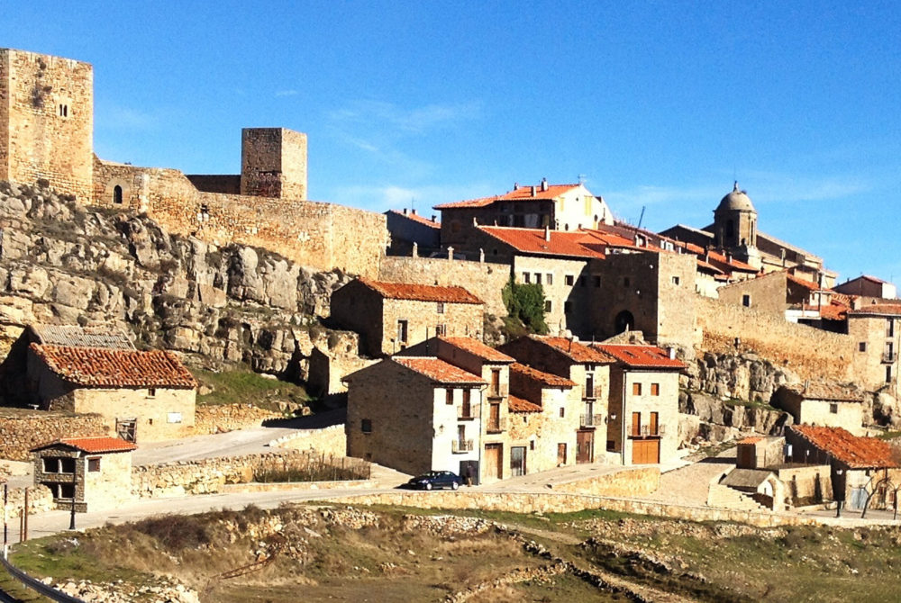 Puertomingalvo-1000x670 - El hermoso pueblito medieval amurallado escondido entre las montañas con calles empedradas y un castillo a 2 horas de Valencia