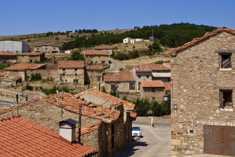 El hermoso pueblito medieval amurallado escondido entre las montañas con calles empedradas y un castillo a 2 horas de Valencia