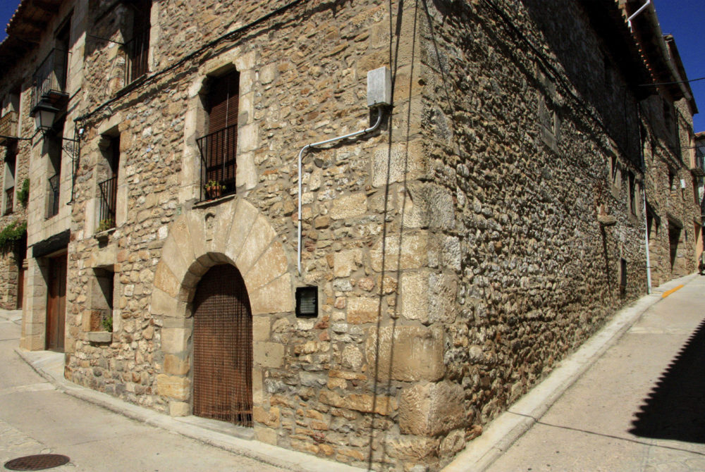 Puertomingalvo3-1000x670 - El hermoso pueblito medieval amurallado escondido entre las montañas con calles empedradas y un castillo a 2 horas de Valencia