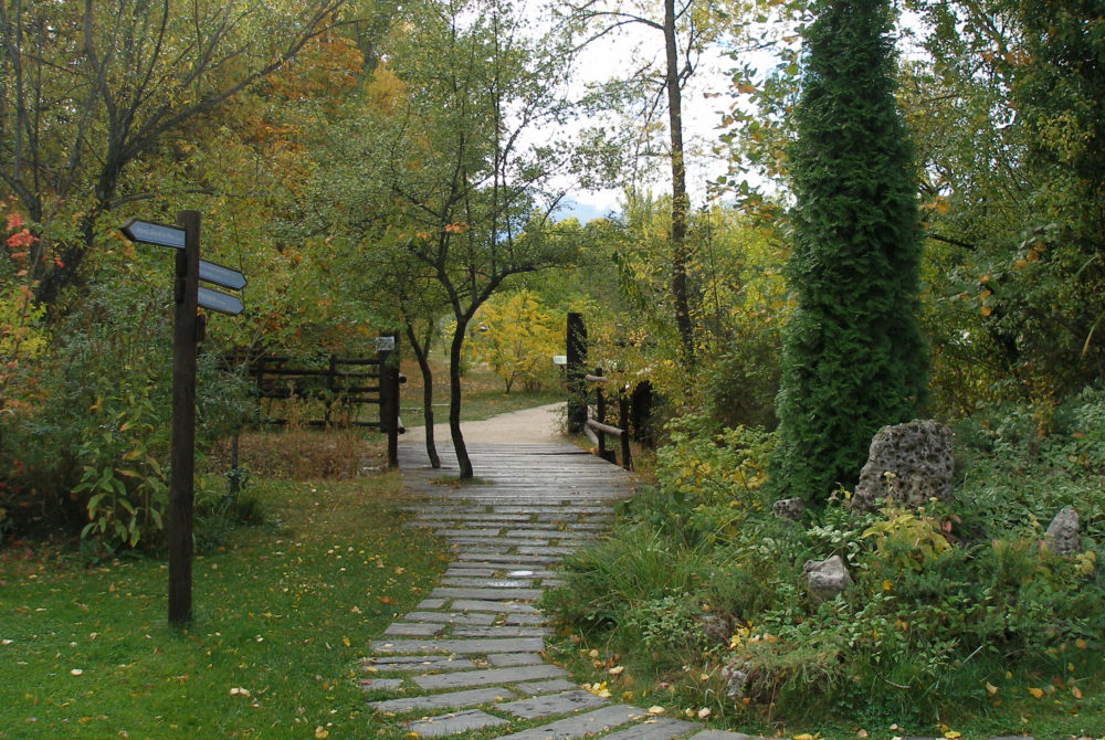 Este precioso pueblito a 1 hora de Madrid tiene cascadas impresionantes, hermosos senderos para hacer senderismo y bonitas callecitas para un domingo de turismo rural