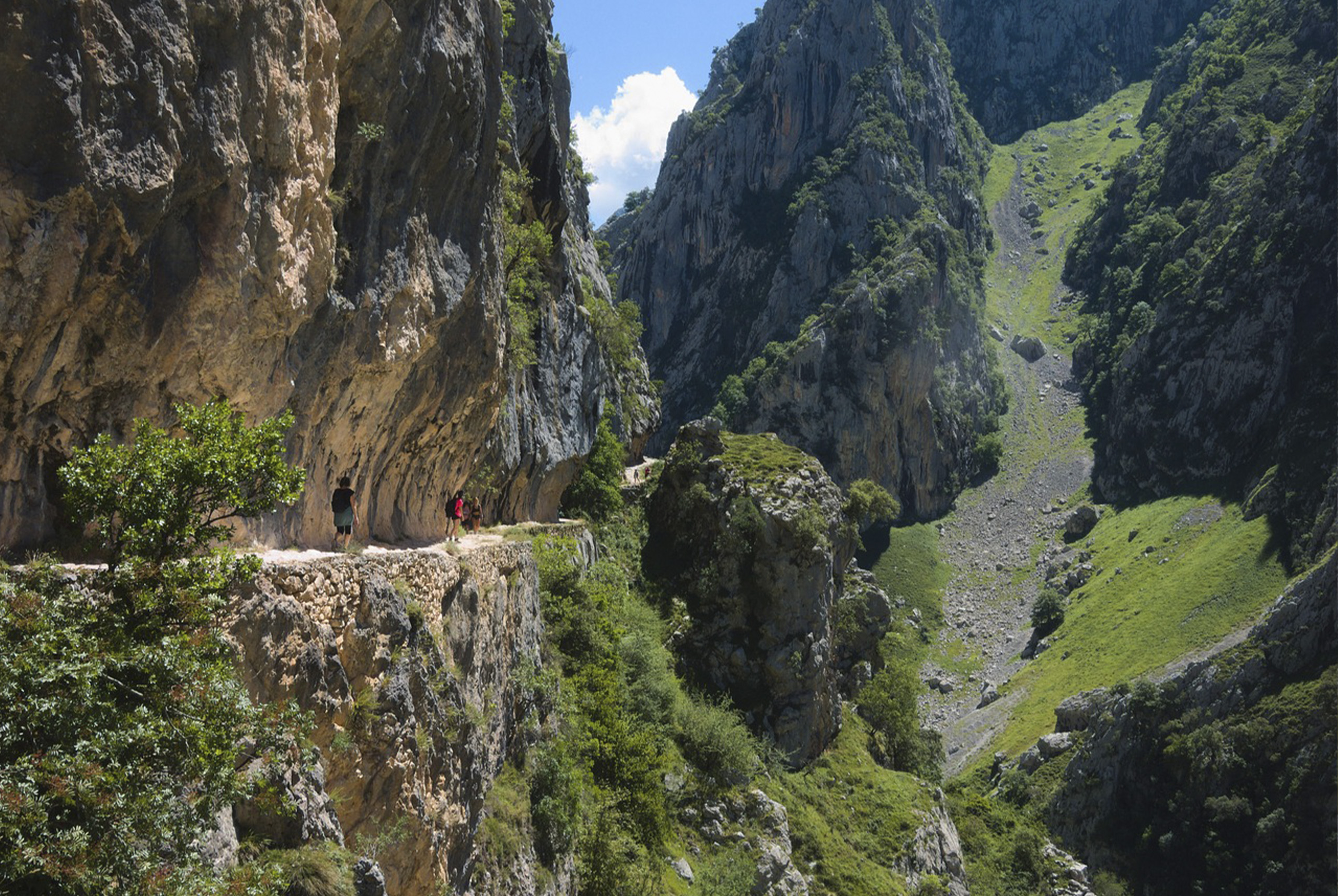 Cuál es la maravillosa ruta para hacer senderismo entre montañas a más de 2000 metros de altura en España