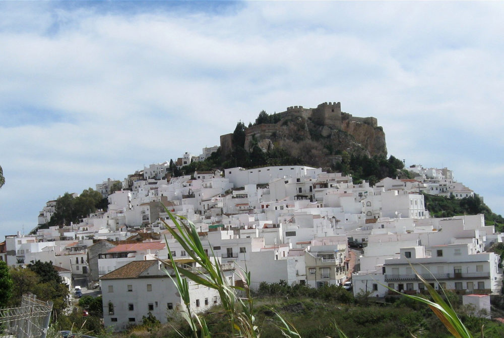 Salobrena-1000x670 - El hermoso pueblito costero a 1 hora de Granada con playas paradisíacas, 320 días de sol al año y hermosas casitas blancas