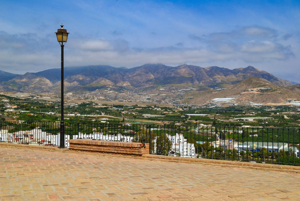Salobrena2-1000x670 - El hermoso pueblito costero a 1 hora de Granada con playas paradisíacas, 320 días de sol al año y hermosas casitas blancas