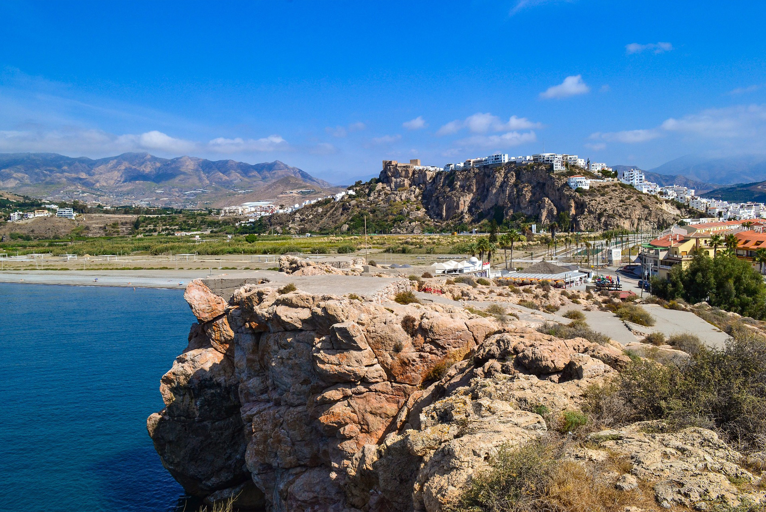 El hermoso pueblito costero a 1 hora de Granada con playas paradisíacas, 320 días de sol al año y hermosas casitas blancas