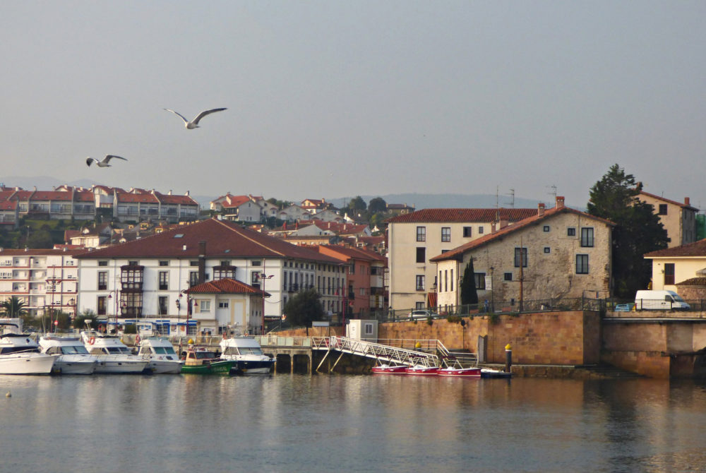 San-vicente-barquera-1000x670 - Este pueblo tiene playas bonitas, un castillo, paisajes naturales muy bellos y está a 40 minutos de Santander