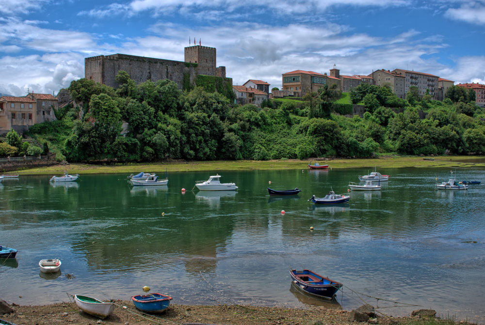 Este pueblo tiene playas bonitas, un castillo, paisajes naturales muy bellos y está a 40 minutos de Santander