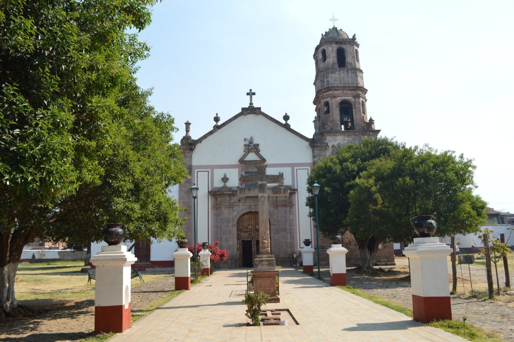 SantaFeLaguna_wikimedia_commons_Thelmadatter_5-1000x665 - El bonito pueblito a 40 minutos de Morelia con artesanías milenarias hechas en barro negro