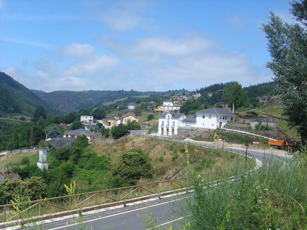 Santa_eulalia_de_oscos_wikimedia_commons_Jorgechp-1000x750 - El lindo pueblito a 90 minutos de Lugo perfecto para hacer turismo rural con bonitas callecitas, ríos y cascadas