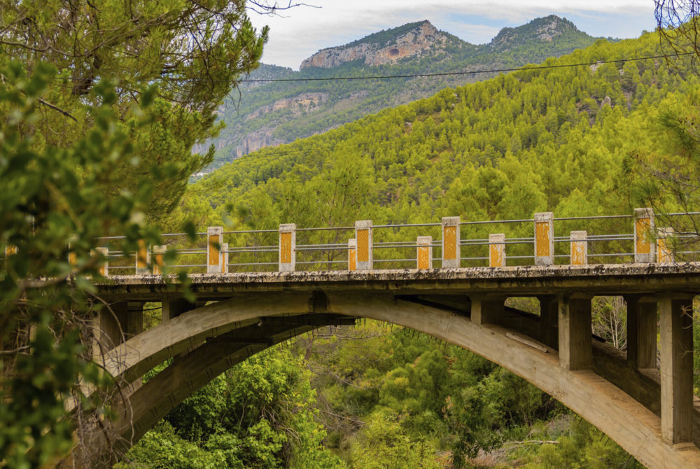 El espectacular pueblito serrano con un gran castillo, un Parque Natural hermoso y bellas callecitas para recorrer