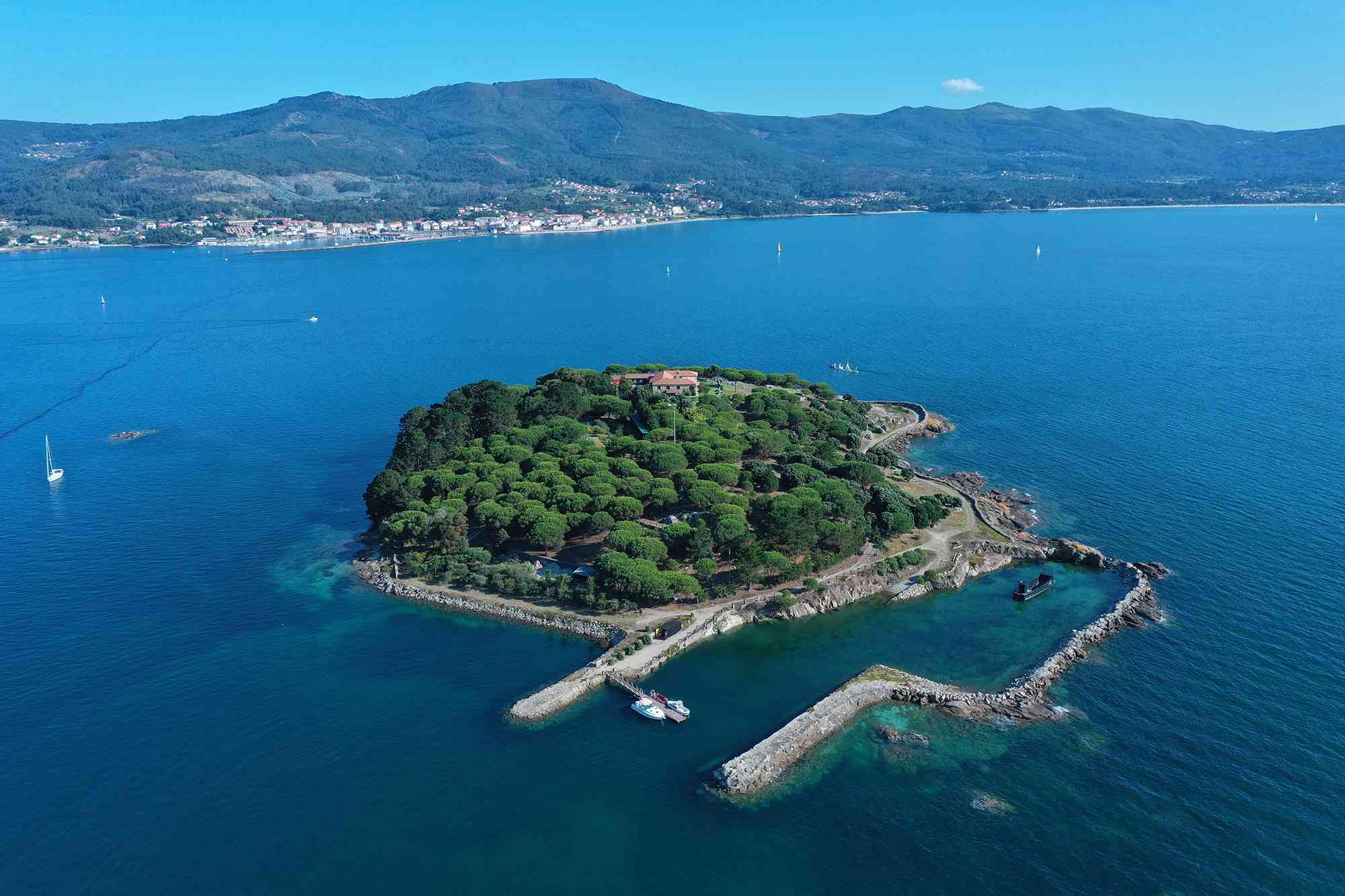 La hermosa isla privada frente a la costa de España, con un chef personal, sala de masajes y vistas panorámicas al mar
