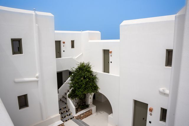 TAL-andronis-minois-ANRNSMINOIS0524-ed657bee1b124f59bdd9ee850ba86287 - Este impresionante nuevo hotel en una isla griega cuenta con suites con terrazas aisladas, piscinas privadas y vistas al mar Egeo