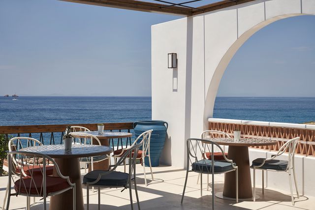 TAL-dining-andronis-minois-ANRNSMINOIS0524-77531e90dc504a1c8d714f3420d45136 - Este impresionante nuevo hotel en una isla griega cuenta con suites con terrazas aisladas, piscinas privadas y vistas al mar Egeo
