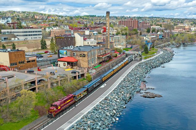 TAL-duluth-zephyr-fitgers-train-DULUTHZEPHRY0524-3fc1ef98e7bd427bac6b9ef8c3d044a7 - Este tren frente al lago, exclusivo para el verano, recorre las orillas del lago Superior, con un vagón con techo de vidrio abovedado para disfrutar de vistas impresionantes