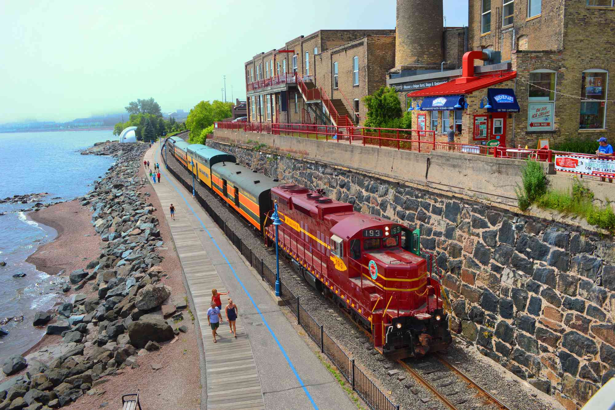 Este tren frente al lago, exclusivo para el verano, recorre las orillas del lago Superior, con un vagón con techo de vidrio abovedado para disfrutar de vistas impresionantes