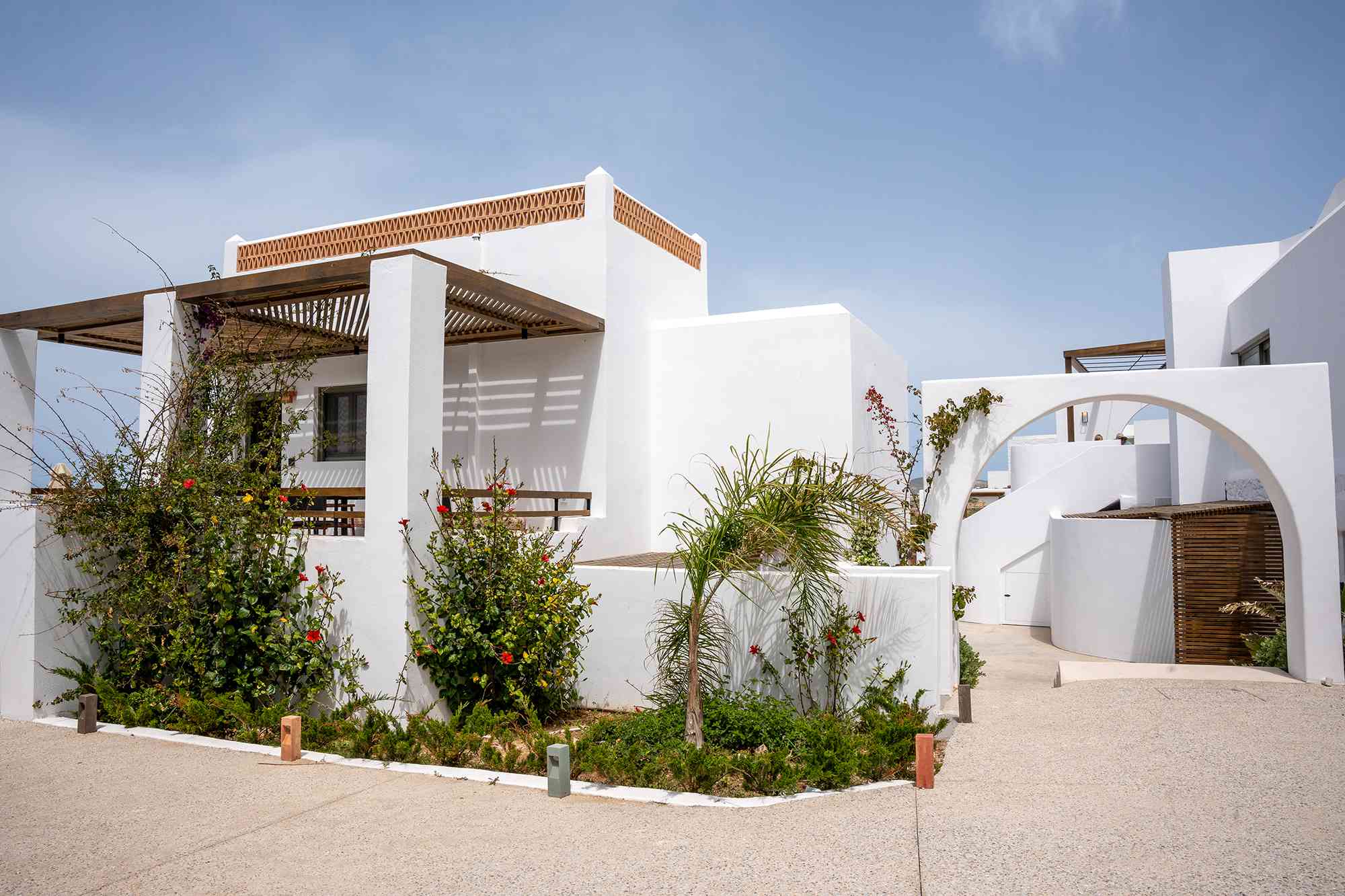 Este impresionante nuevo hotel en una isla griega cuenta con suites con terrazas aisladas, piscinas privadas y vistas al mar Egeo