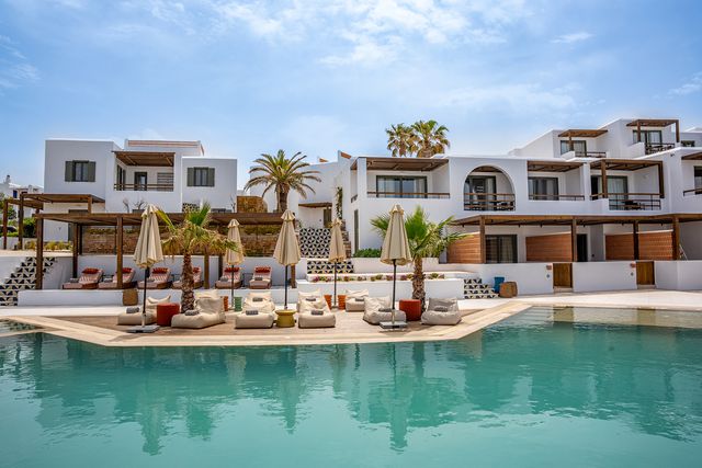 TAL-header-exterior-andronis-minois-ANRNSMINOIS0524-ed5c061d79354e60898e63126995b520 - Este impresionante nuevo hotel en una isla griega cuenta con suites con terrazas aisladas, piscinas privadas y vistas al mar Egeo