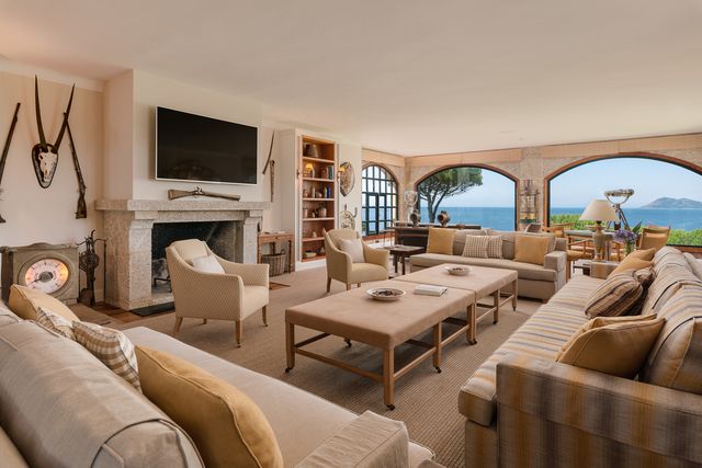 TAL-living-room-a-creba-private-island-ACREBAPI0524-c2b21edd79e54275afde00d7be6539fe - La hermosa isla privada frente a la costa de España, con un chef personal, sala de masajes y vistas panorámicas al mar