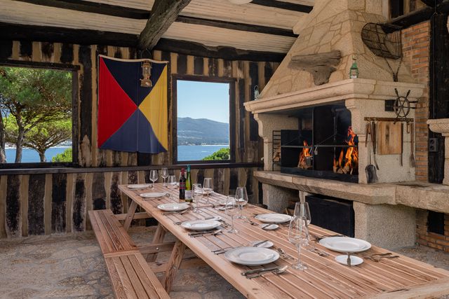 TAL-outdoor-bbq-a-creba-private-island-ACREBAPI0524-3d4f0f399ba94faca9c70df5081979cb - La hermosa isla privada frente a la costa de España, con un chef personal, sala de masajes y vistas panorámicas al mar