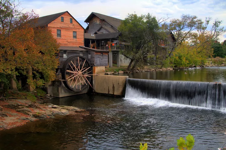 TAL-pigeon-forge-tennessee-TNMTNTOWNS0524-ff5fa9881f394041b6f30aa41ffe795f - Los mejores pueblos de montaña en Tennessee, según los locales