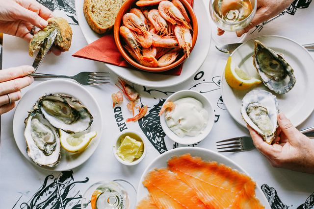 TAL-seafood-table-shrimp-oysters-SUFFOLK0624-48212cbf5b4243ae982a46553772ce66 - Este destino costero es uno de los secretos mejor guardados de Inglaterra: con pueblos encantadores, castillos históricos y deliciosos mariscos