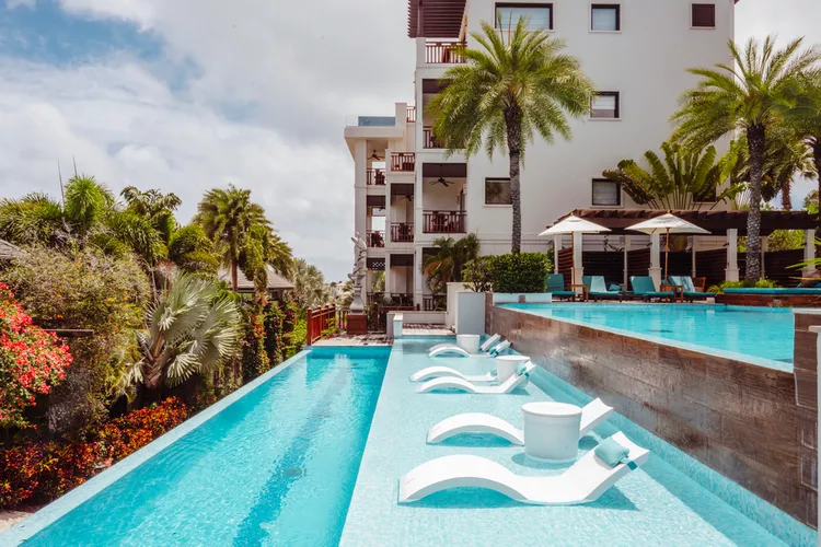 Este resort frente a la playa en Anguila tiene más de 140 tipos de rones, un spa famoso y una playa privada prístina