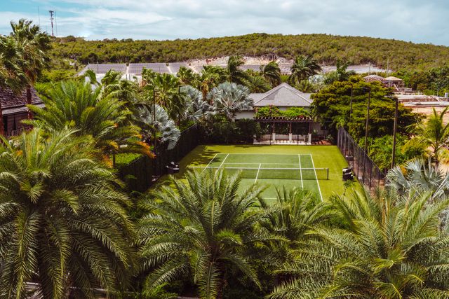 TAL-zemi-tennis-court-ZEMIBEACHHOUSE0524-216de4bd3917461d9adcd086f6a843e9 - Este resort frente a la playa en Anguila tiene más de 140 tipos de rones, un spa famoso y una playa privada prístina