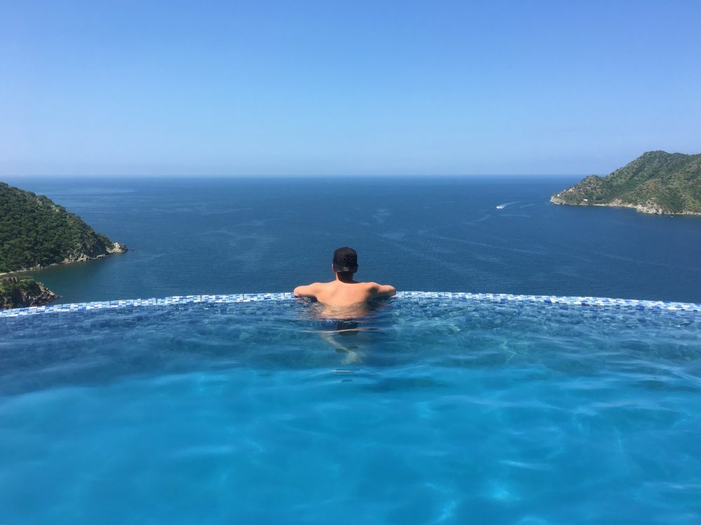 El pueblito de Colombia a pocos minutos de Santa Marta con playas tranquilas, lejos del bullicio y bellas vistas de la Bahía