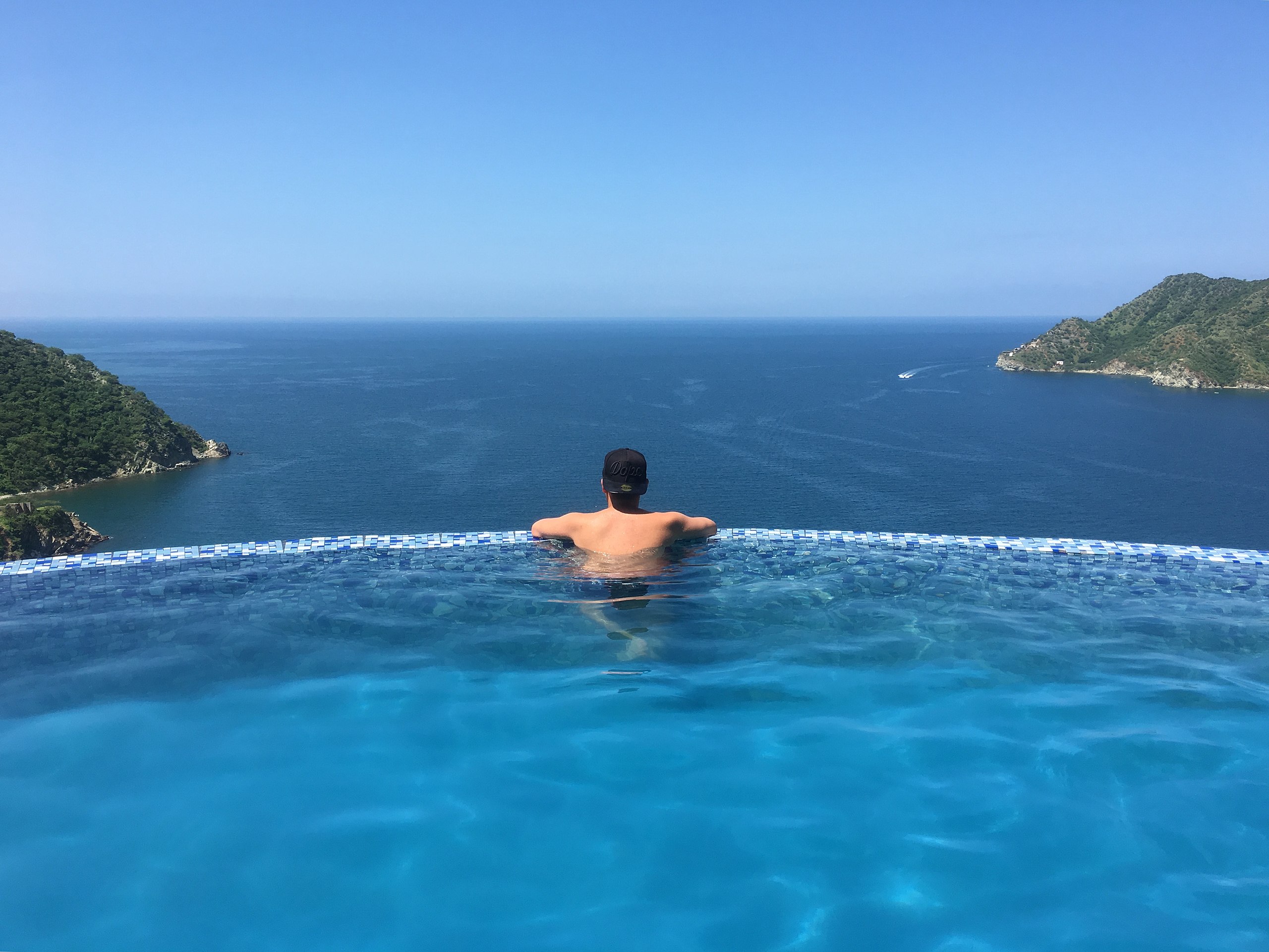 El pueblito de Colombia a pocos minutos de Santa Marta con playas tranquilas, lejos del bullicio y bellas vistas de la Bahía