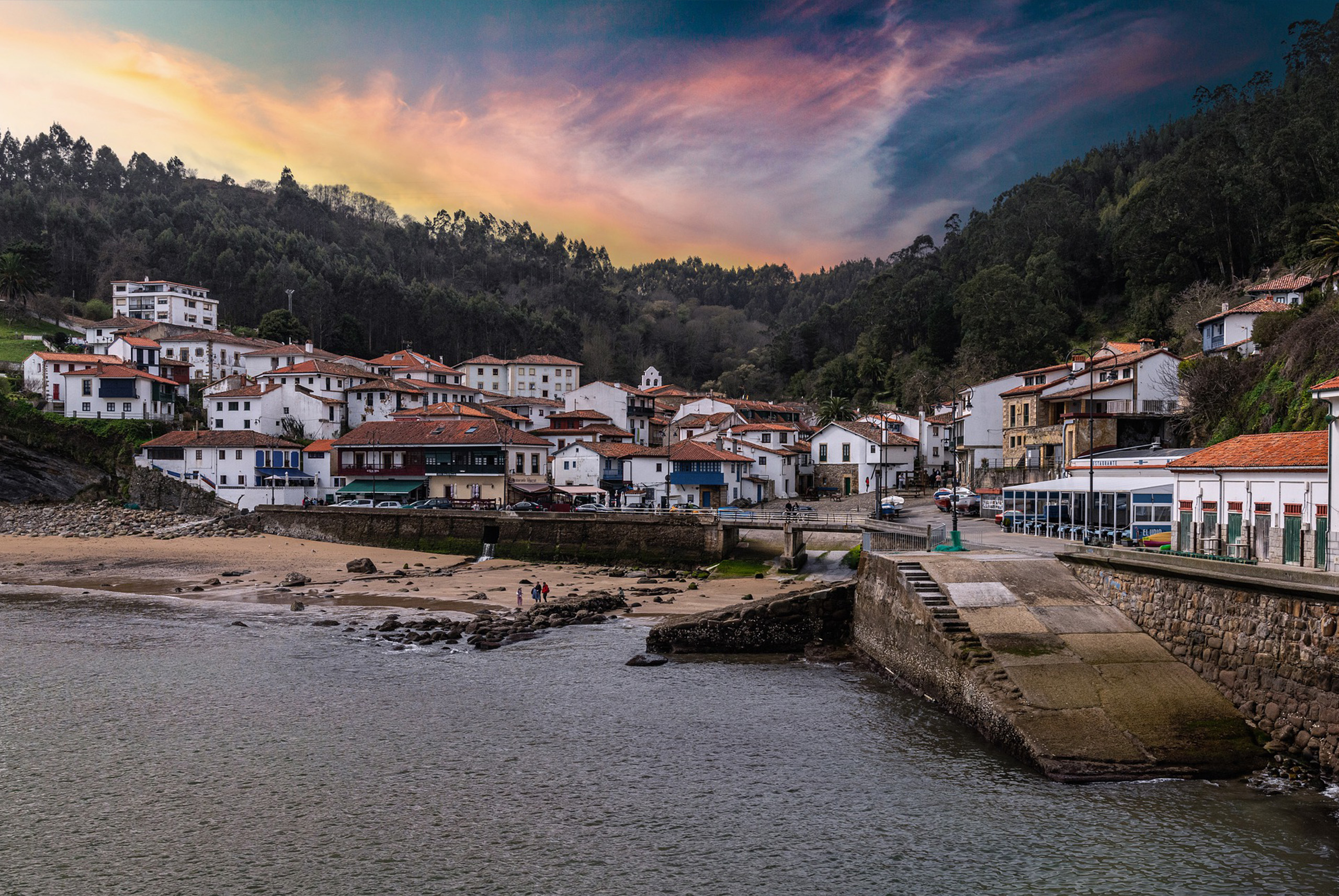 El pequeño pueblito costero asturiano que resguarda una hermosa playa para disfrutar estas vacaciones El pequeño pueblito costero asturiano que resguarda una hermosa playa para disfrutar estas vacaciones