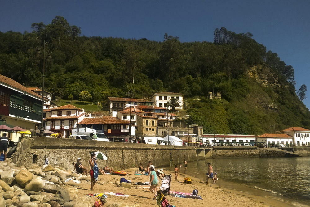 Tazones3-1000x670 - El pequeño pueblito costero asturiano que resguarda una hermosa playa para disfrutar estas vacaciones