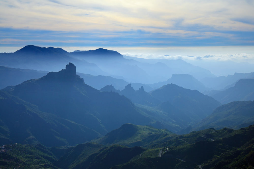 Tejeda_wikimedia_commons_Tamara-k-1000x665 - El espectacular pueblito a 1 hora de Las Palmas de Gran Canaria que está enclavado entre las montañas, tiene vistas espectaculares y es muy acogedor para los turistas