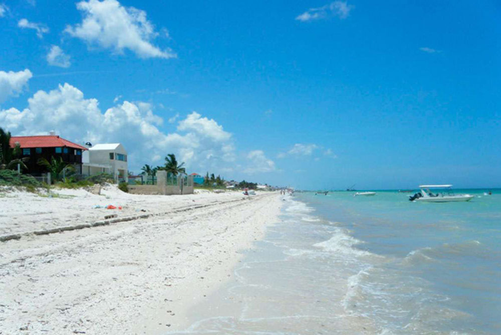 El precioso pueblito costero con bellas playas de arena blanca a 1 hora de Mérida y una gran zona arqueológica