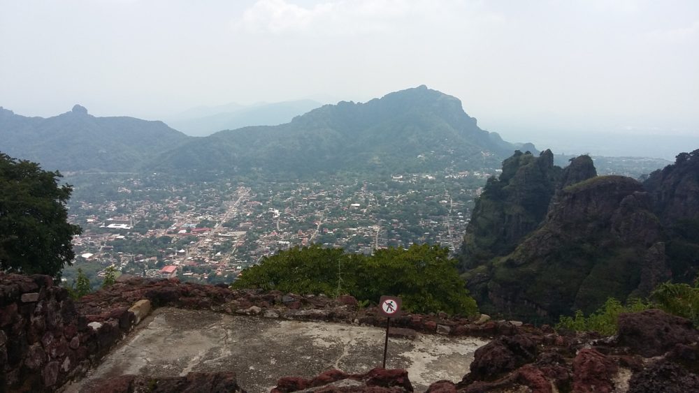 Tepoztlan_wikimedia_commons_Jesus-E-Galvan-1000x563 - El hermoso Pueblo Mágico a 40 minutos de Cuernavaca donde encontrarás tianguis con coloridas artesanías en papel de amate y juguetes bonitos para los niños