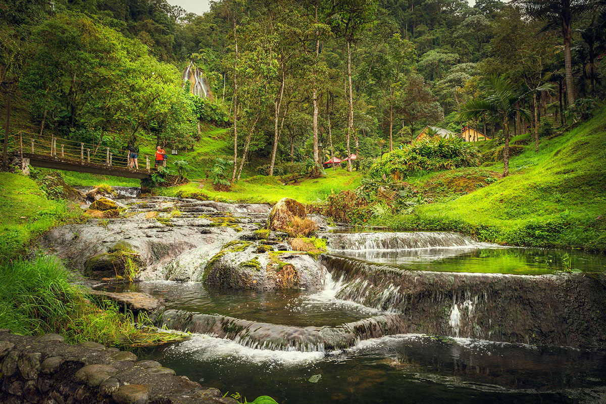 El alucinante pueblito colombiano con aguas termales relajantes, cascadas preciosas y un bonito Parque Nacional a media hora de Pereira