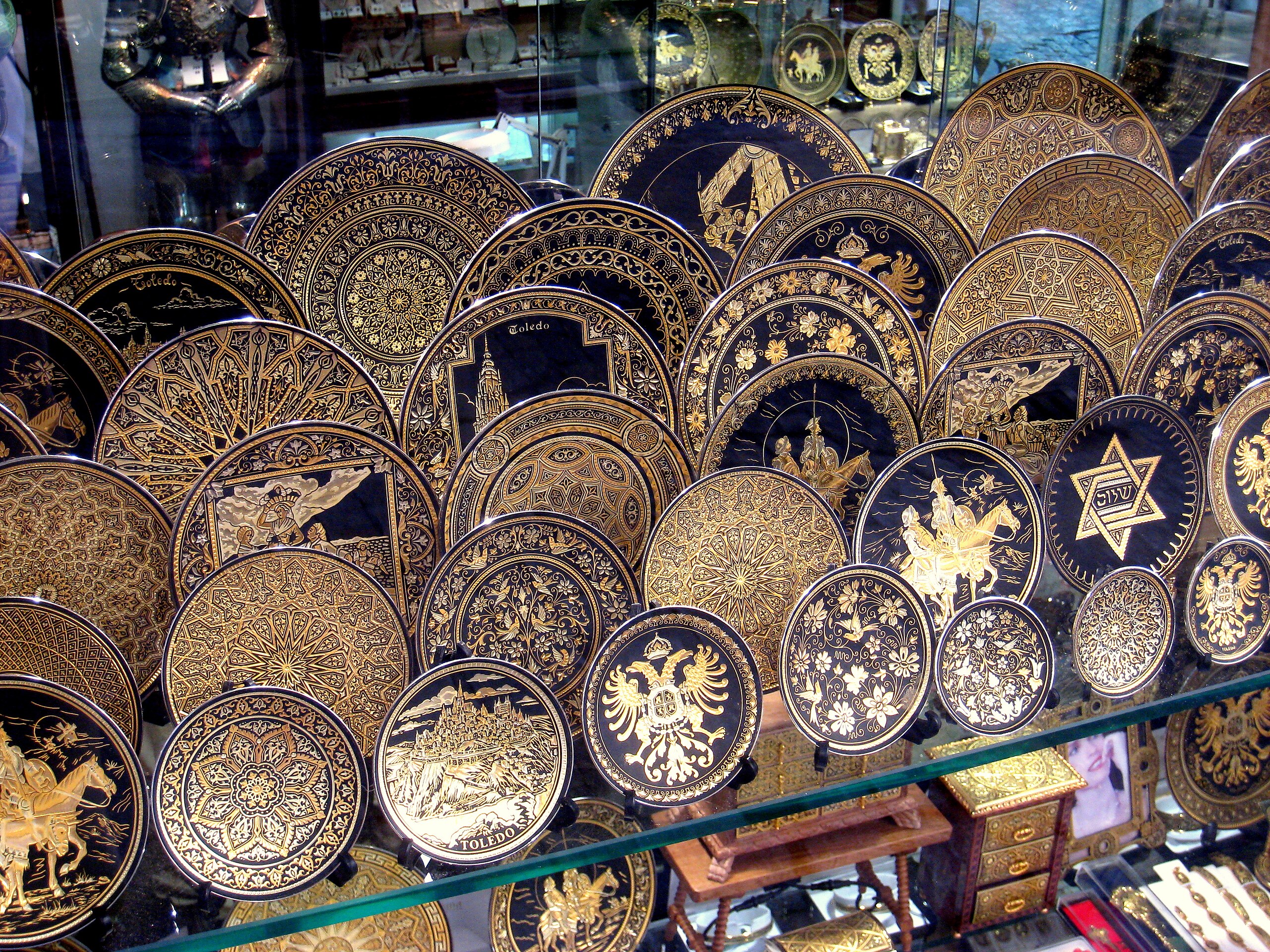 En esta hermosa ciudad Patrimonio de la Humanidad se pueden encontrar las más bellas artesanías en madera, cerámica y damasquinado