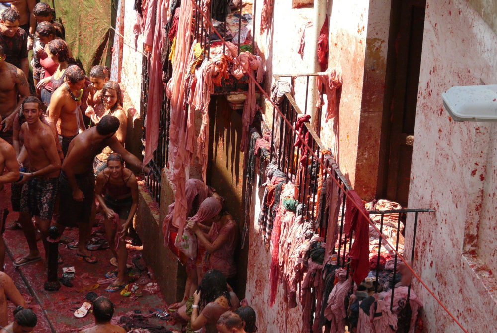 Tomatina-Bunol-1000x670 - El alucinante pueblito a 40 minutos de Valencia con pozas de agua e increíbles paisajes naturales para conocer haciendo senderismo