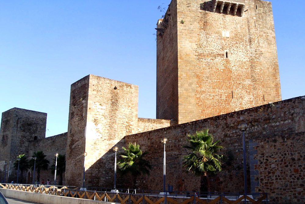 Torre-Olivenza-1000x670 - El precioso pueblo "portugués" de Badajoz con preciosas callecitas para recorrer y una rica historia que impresiona