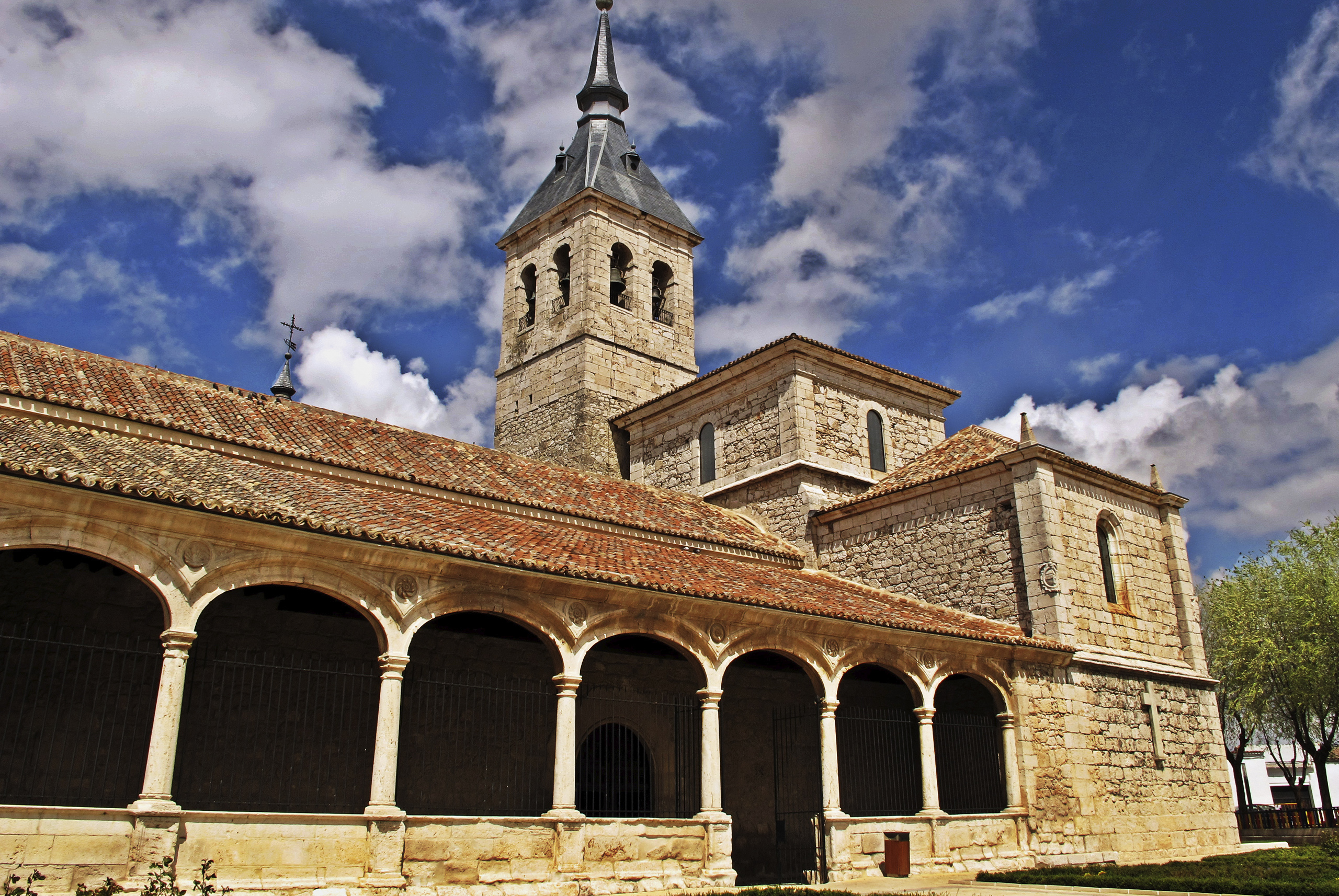Este pueblo está a 40 minutos de Madrid, tiene una gran iglesia y hermosas calles para recorrer