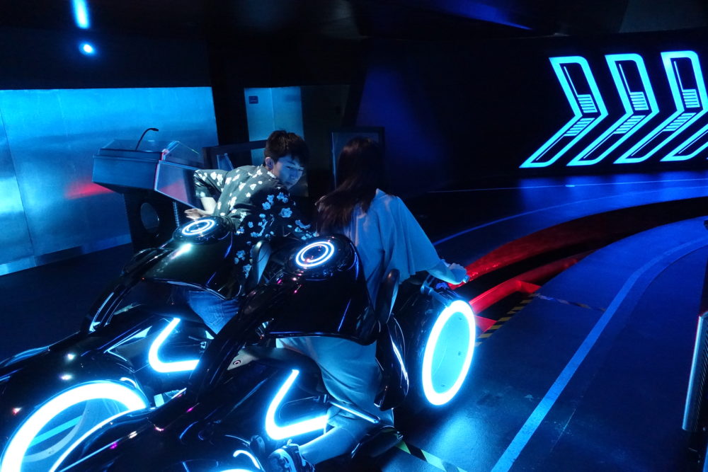 Tron_Lightcycles_Power_Run_28995764004-1000x667 - Es la montaña rusa más rápida de Walt Disney World, está en Magic Kingdom y tiene una especial forma para ingresar