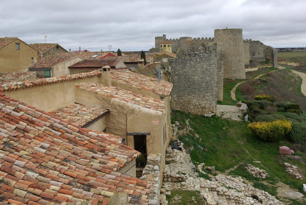 El precioso pueblito a 40 minutos de Valladolid con calles empedradas, perfecto para el turismo rural y con un gran castillo y muralla