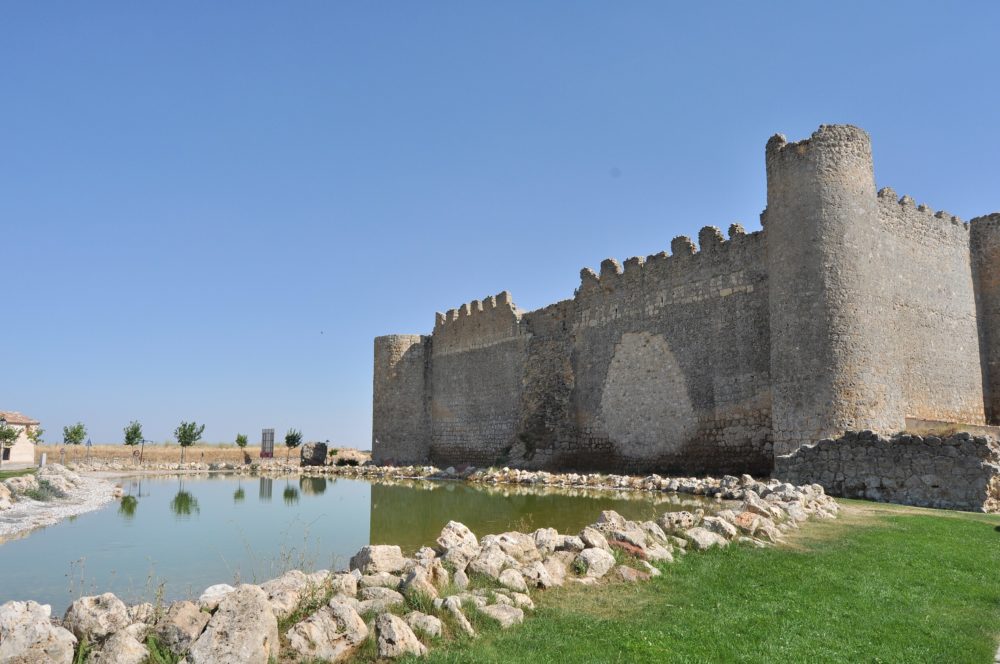 Uruena_wikimedia_commons_Luis-Rogelio-HM_5-1000x664 - El precioso pueblito a 40 minutos de Valladolid con calles empedradas, perfecto para el turismo rural y con un gran castillo y muralla