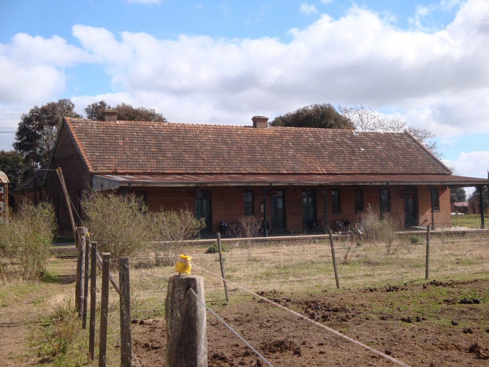 Vagues_wikimedia_commons_Alejandra-Cartamil-1000x750 - El bonito pueblo rural a casi 2 horas de la Ciudad de Buenos Aires con lindas callecitas y hermosas cabañas para una escapada de fin de semana