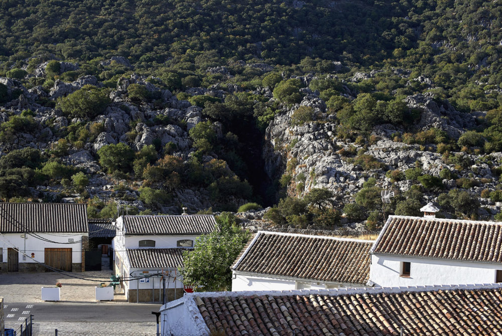 Villaluenga-del-Rosario-1000x670 - Es el Pueblo blanco más alto de Cádiz, está en una sierra con alucinantes vistas y tiene una importante Feria del queso